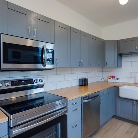 Modern Family Home In Mason With Backyard And Fire Pit 外观 照片
