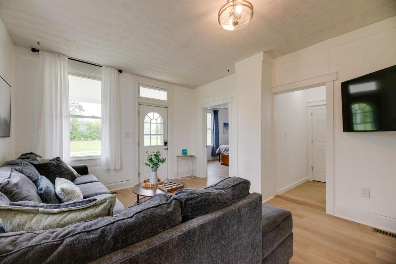 Modern Family Home In Mason With Backyard And Fire Pit 外观 照片