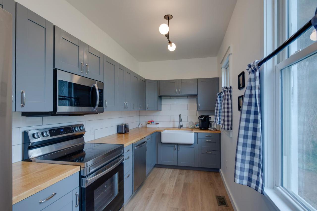 Modern Family Home In Mason With Backyard And Fire Pit 外观 照片